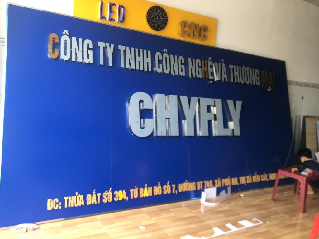 thi-cong-bang-hieu-chu-inox-cong